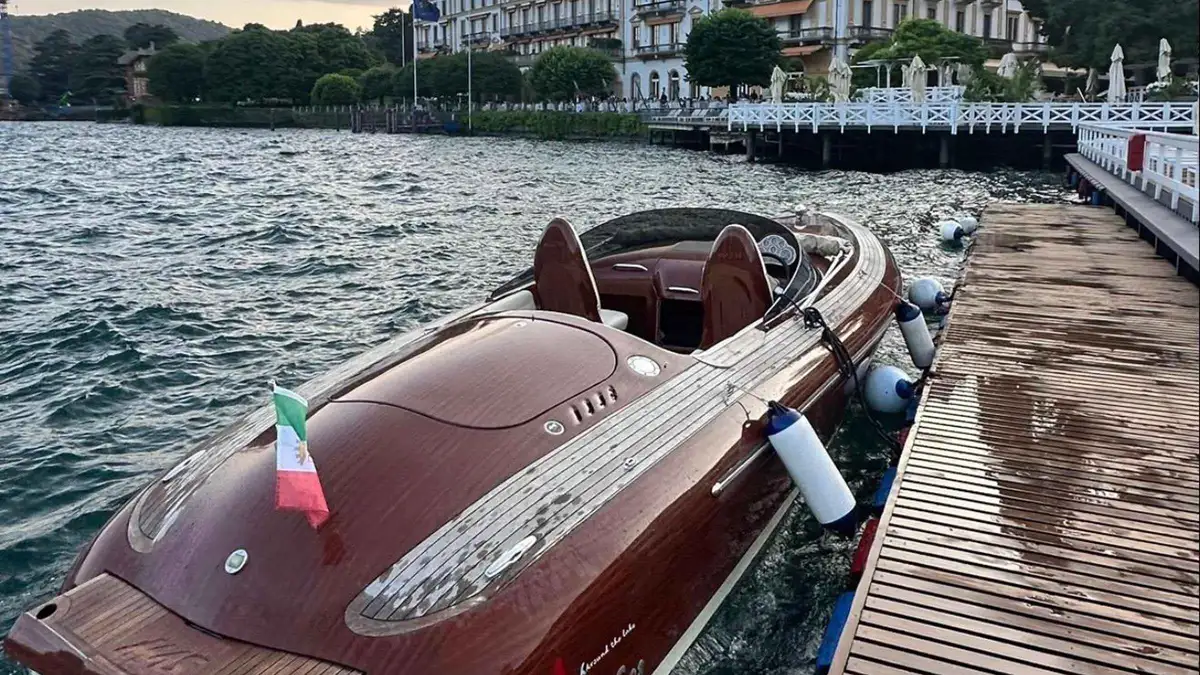 MAS 28 wooden motorboat on a private boat tour of Lake Como from Como